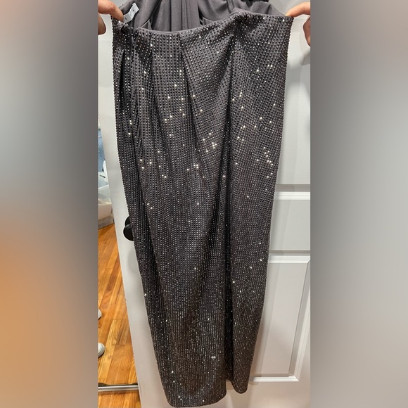 AREA CRYSTAL EMBELLISHED HALTER GOWN LARGE - Picture 9 of 16